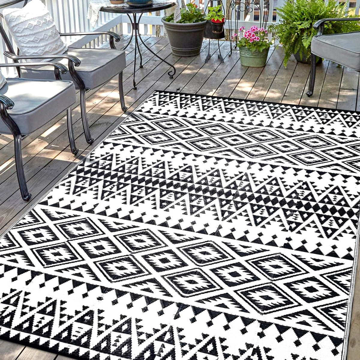 DiiKoo Outdoor Rug Mat for Patio, 6x9ft Waterproof Reversible Plastic Straw Rugs, Camping Carpet Area Mats for RV, Porch, Deck, Backyard, Balcony, Camper, Trailer, Black & White