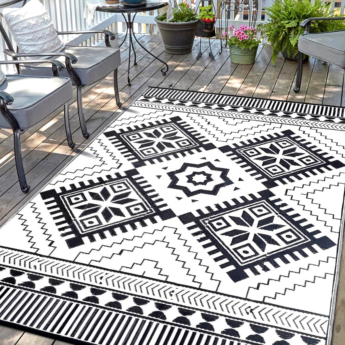 DiiKoo Outdoor Rug Mat for Patio, 6x9ft Waterproof Reversible Plastic Straw Rugs, Camping Carpet Area Mats for RV, Porch, Deck, Backyard, Balcony, Camper, Trailer, Black & White