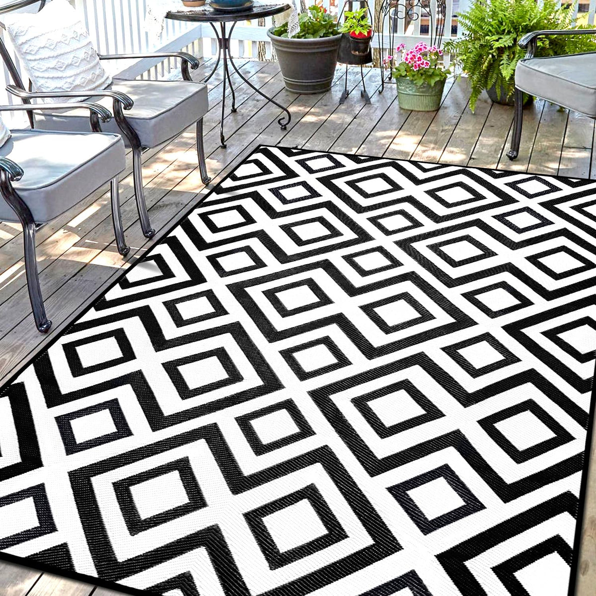DiiKoo Outdoor Rug Mat for Patio, 6x9ft Waterproof Reversible Plastic Straw Rugs, Camping Carpet Area Mats for RV, Porch, Deck, Backyard, Balcony, Camper, Trailer, Black & White