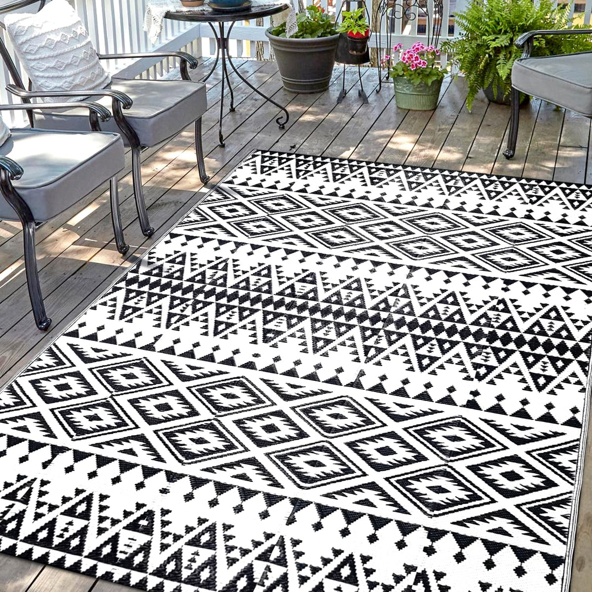 DiiKoo Outdoor Rug Mat for Patio, 6x9ft Waterproof Reversible Plastic Straw Rugs, Camping Carpet Area Mats for RV, Porch, Deck, Backyard, Balcony, Camper, Trailer, Black & White