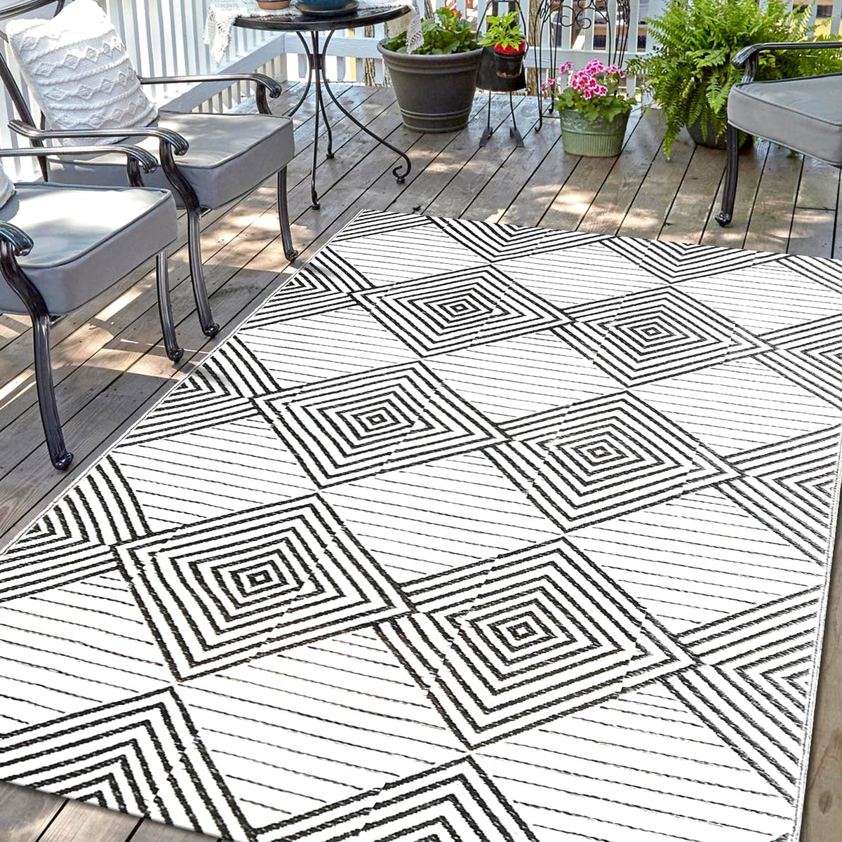 DiiKoo Outdoor Rug Mat for Patio, 6x9ft Waterproof Reversible Plastic Straw Rugs, Camping Carpet Area Mats for RV, Porch, Deck, Backyard, Balcony, Camper, Trailer, Black & White